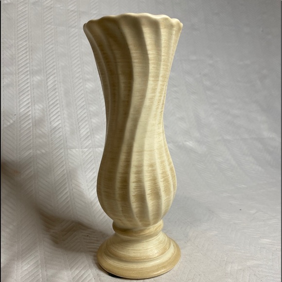 Vintage Haeger vase sand cream swirl scallop rim.
